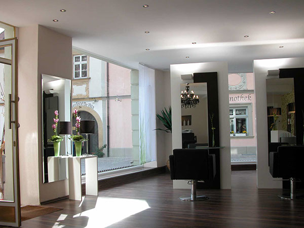 Hochwertig gestalteter Innenraum eines Friseursalons – Malerarbeiten und farbliche Gestaltung durch den Malerbetrieb Gül Nürnberg