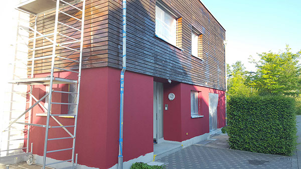 Vorher: Fassade mit Gerüst während der Sanierungsarbeiten