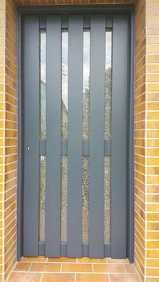 Moderne Haustür in Anthrazit nach professioneller Lackierung