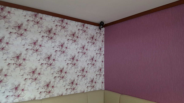Frischer Innenanstrich in hellem Grau in einem Wohnraum mit großer Fensterfront