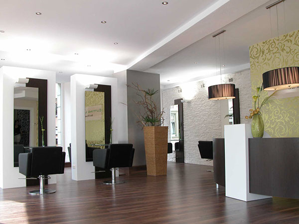 Innenausbau eines Friseursalons mit dunklem Parkettboden und hochwertiger Wandgestaltung in Nürnberg