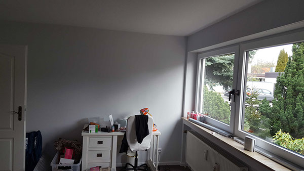 Tapezierarbeiten mit floraler Mustertapete und farblich abgestimmter Wandgestaltung