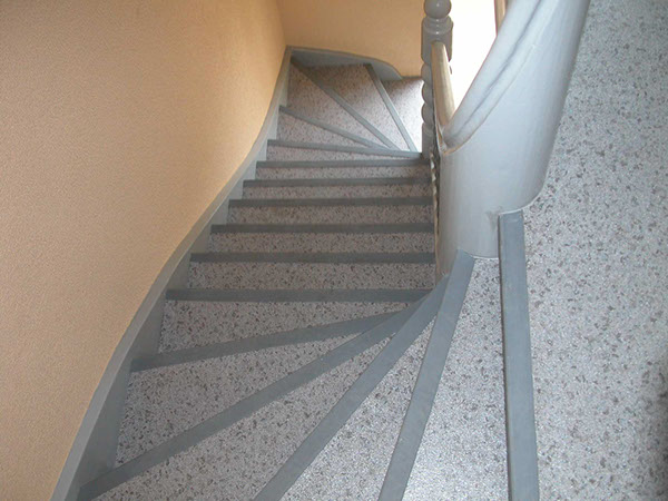 Lackierte Holztreppe mit grauen Stufen nach der Renovierung