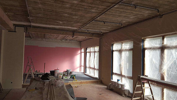 Trockenbau- und Malerarbeiten in einem Gewerbeobjekt während der Sanierungsphase